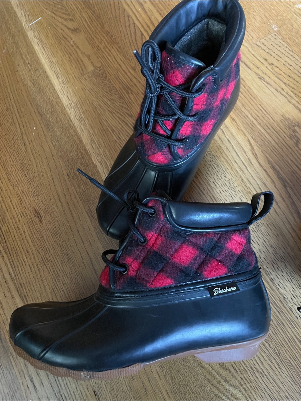 Skechers Black Duck Boots with Red Plaid Upper Trim Womens 7